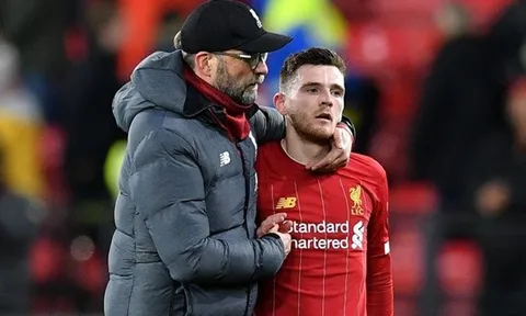 Carragher: "Cậu ta không thích chạy, chỉ thích đi bộ như một ông già"