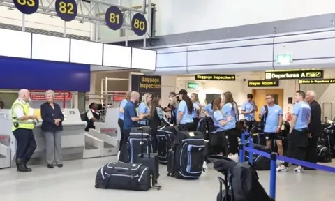 Dính sự cố hy hữu, Man City mắc kẹt ở sân bay và phải dời ngày du đấu