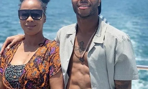 Hưởng nắng vàng Miami, Sterling vẫn không quên làm người con hiếu thảo