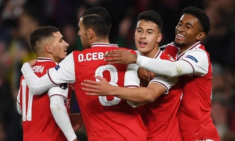 Pha đánh đầu của Martinelli hoàn hảo ra sao? Michael Owen có đáp án
