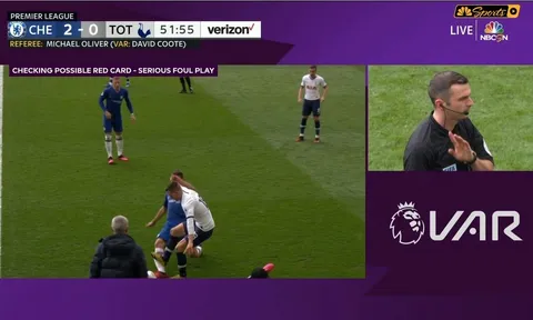 '1 pha va chạm kinh hoàng. Azpilicueta có thể bị gãy chân'