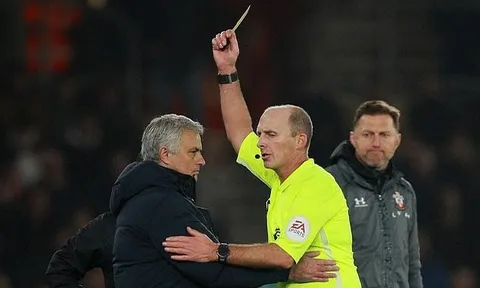 Đây! Trọng tài 'dữ dằn' nhất Premier League