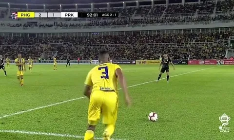 Cựu tiền vệ EPL gây choáng với bàn thắng từ giữa sân ở giải Malaysia!