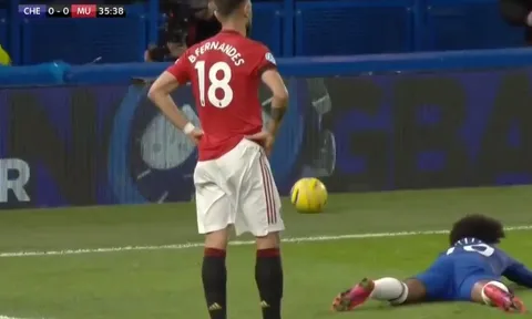 10 hình ảnh gây lú lẫn tại Premier League 2019/20: Fernandes 'chán chẳng buồn nói'