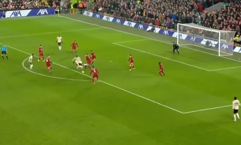 10 tình huống ngớ ngẩn nhất Premier League 2019/20: Người MU 'tấu hài' tại Anfield