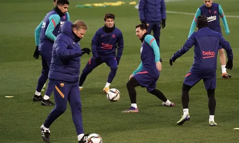 Sân tập Barcelona trở nên u ám sau thất bại trước PSG