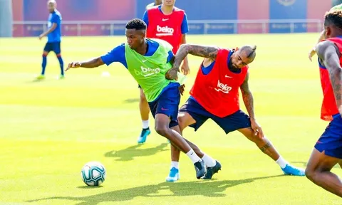 Sao mai 16 tuổi khiến "quái vật" Arturo Vidal khốn đốn