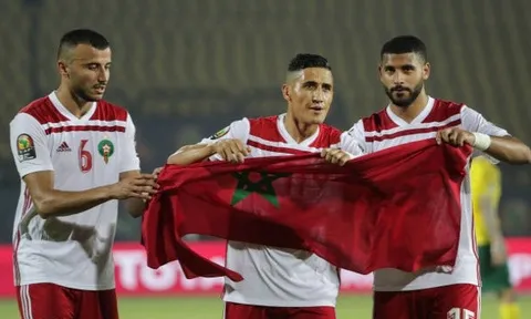 Kịch tính vỡ òa phút cuối, Morocco hạ gục Nam Phi giành vé đi tiếp