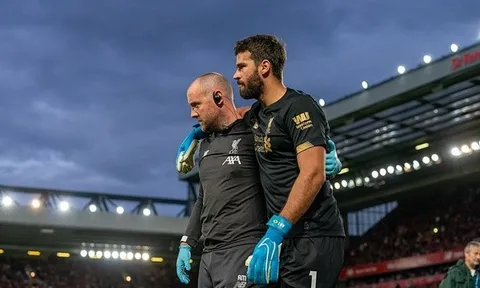 "Thần hộ mệnh" của Liverpool tỏa sáng và dính chấn thương lãng xẹt