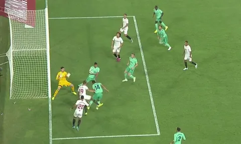 Trọng tài và VAR bỏ qua tình huống chạm tay trong vòng cấm của Varane