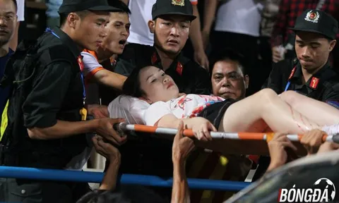 SỐC: CĐV nữ Hà Nội nhập viện sau khi dính pháo sáng của CĐV Nam Định