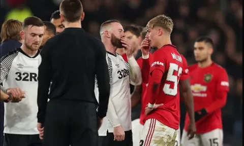 Bật bãi khỏi FA Cup, Rooney kéo 1 đàn em lại nói chuyện