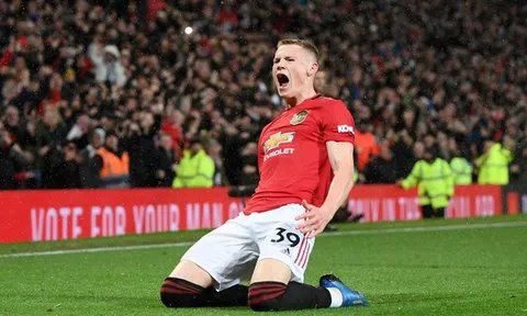 Sút tung lưới Ederson, McTominay "cà khịa" cực gắt fan Man City