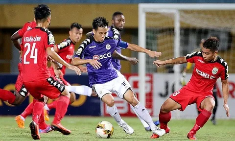 Chuyên gia nước ngoài: "Văn Quyết vượt trội Quang Hải"