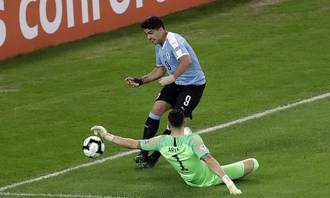 Suarez bỏ lỡ không tưởng khi trước mặt chỉ còn mỗi thủ môn!