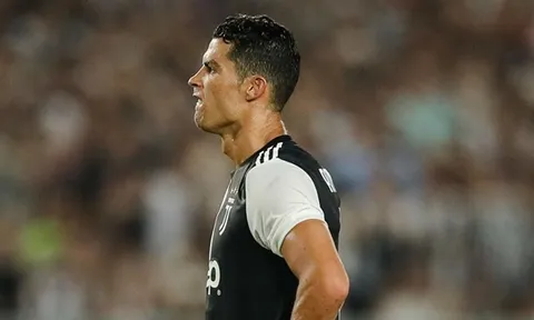 Không được thấy Ronaldo thi đấu, NHM K League lôi Messi vào cuộc