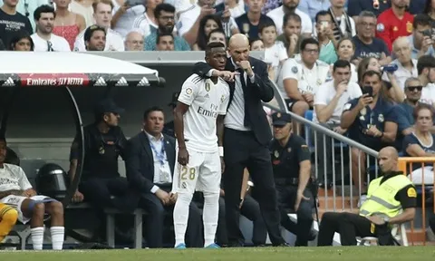 Đây, phản ứng của Vinicius sau khi bị Hazard 'cướp' vị trí sở trường