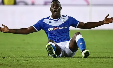 Tập cùng nhau vài tháng trời, Balotelli vẫn không nhận ra đồng đội