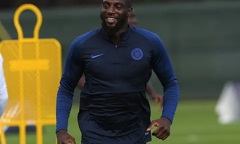 Sốc! Man Utd mua 'hàng hớ' Chelsea thay Pogba