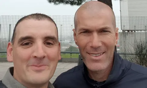 Đâm vào xe fan, Zidane phải bồi thường bằng cách khó tin