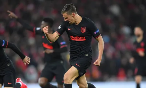 Hung thần của Liverpool bày trò chọc bạn gái "tức phát ngất"