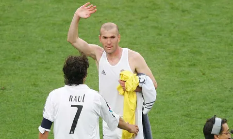 Trước khi treo giày, Zidane từng được Perez níu kéo bằng một siêu hợp đồng
