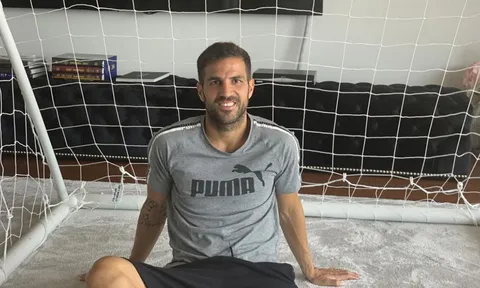 Fabregas: "Cầu thủ đó ở đẳng cấp của Ronaldinho, Messi rất cần cậu ta"