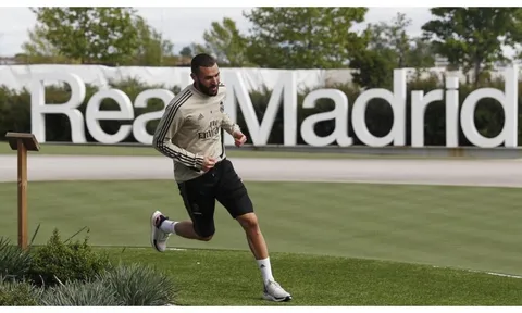 Phương án dự phòng của Benzema nằm cáng, Zidane vẫn thản nhiên
