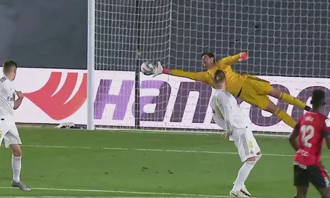 Vượt mặt Oblak, Courtois chạm một tay vào danh hiệu Zamora