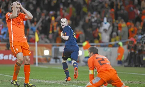 Iniesta và cú dứt điểm "kết liễu" giấc mơ của người Hà Lan