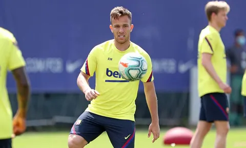 Vì một lý do, Arthur bất ngờ trở lại Barcelona