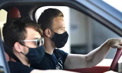 Trở lại Barca, Arthur vẫn không thể vào sân xem đồng đội thi đấu