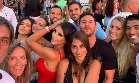 Fabregas và bộ ba Barca hội ngộ tại Ibiza
