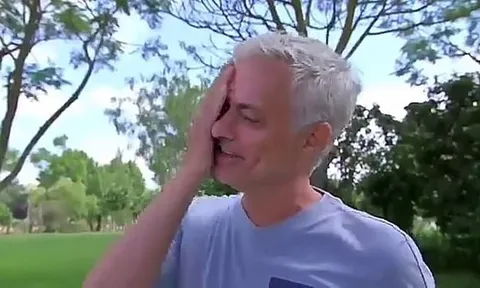 Mourinho ứa nước mắt, thừa nhận rất nhớ bóng đá