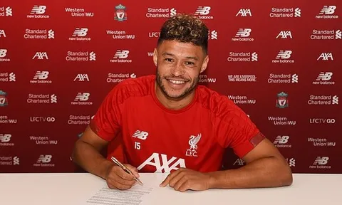 CHÍNH THỨC: Liverpool ký hợp đồng mới với 'đôi chân pha lê' 35 triệu bảng
