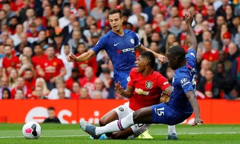 Gary Neville dùng 2 từ nói về pha phạm lỗi của Zouma với Rashford