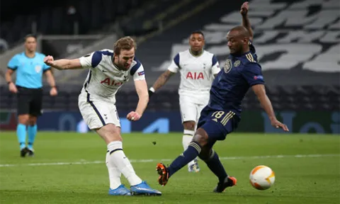 Lloris: "Các bạn thấy đấy, Kane có siêu năng lực tạo sức hút với bóng"
