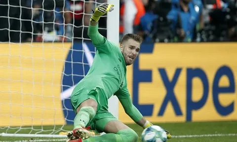 Chỉ một động tác, thủ môn Liverpool khiến Chelsea phải "khóc hận"