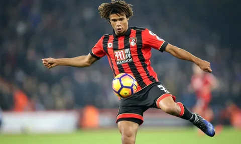 Mục tiêu của Chelsea, Arsenal được khuyên nên "có bước tiến mới"