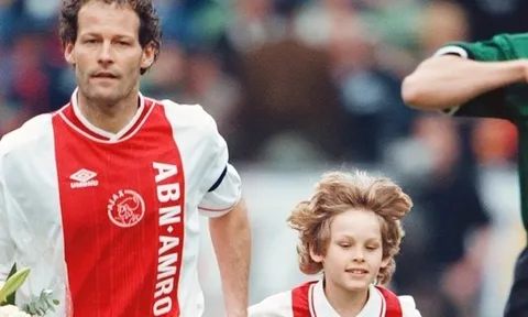 "Trên đe, dưới búa" nhưng Unai Emery vẫn vững như bàn thạch