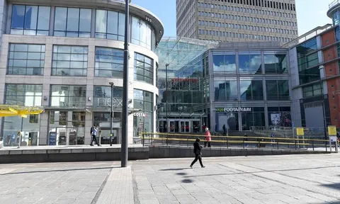 2 "Gã khổng lồ" điên đảo vì Covid-19, Manchester như thành phố ma