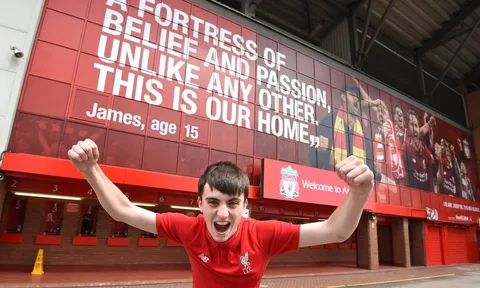 Khán đài Kop của Liverpool có slogan mới cực ý nghĩa