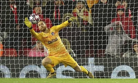 2 thái cực trong khung gỗ: Sao Atletico hóa "người nhện", kẻ tội đồ Liverpool