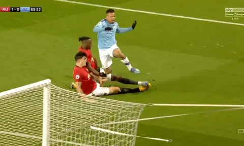 20 hình ảnh thú vị trận derby Manchester: 'Đam mê' United là bất diệt!