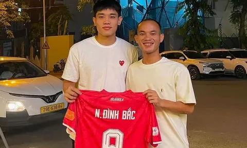 Nguyễn Đình Bắc tặng áo, mời cơm tuyển thủ Lào tập nhờ tại VN