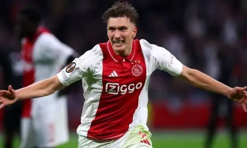 MU cử người sang Ajax xem giò sao trẻ Mika Godts