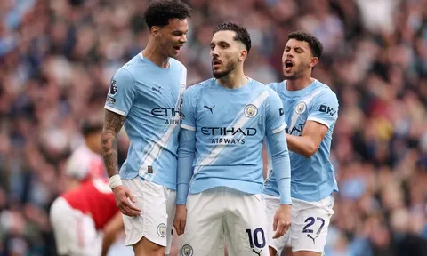 Hé lộ kịch bản Man City bị trừ điểm dâng cúp cho Arsenal