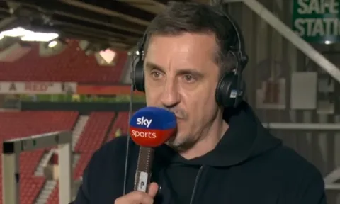 Gary Neville khuyên Michael Carrick nên loại Amad Diallo