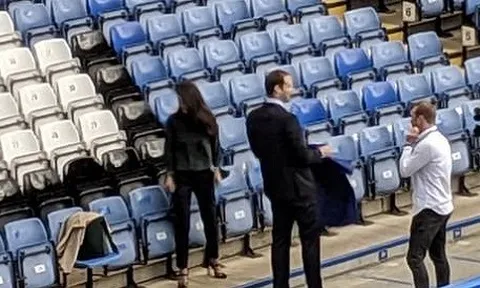 Cech có mặt ở Chelsea, sẵn sàng ngồi vào ghế nóng
