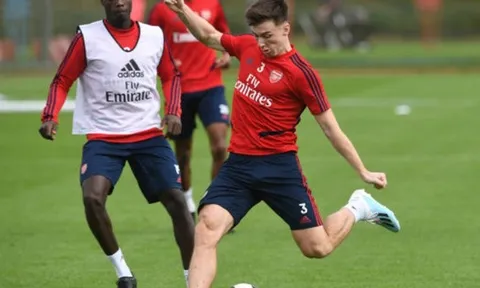 Chưa đá phút nào, tân binh Arsenal làm bẽ mặt 'kẻ thất sủng' trước cả đội